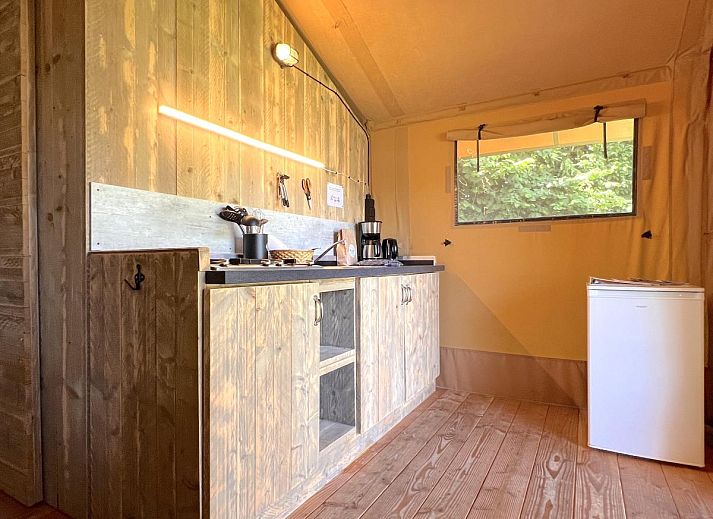 Stimmungsvoll eingerichteter Essbereich in der Zelthuette De Vlinder in Hulshorst, Veluwe.