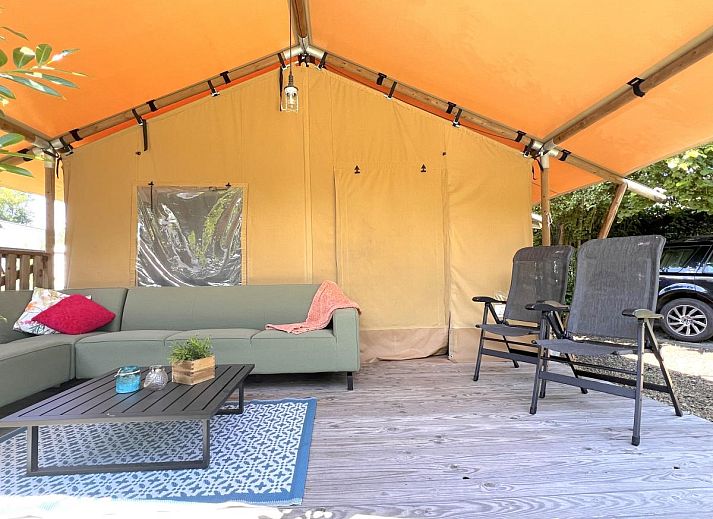 Geniet van luxe ontspanning bij tenthuis Libelle in Hulshorst, Veluwe, met een uitnodigende hot tub en ruime veranda in de natuur.