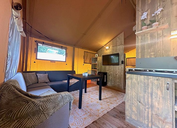 Geniet van luxe ontspanning bij tenthuis Libelle in Hulshorst, Veluwe, met een uitnodigende hot tub en ruime veranda in de natuur.