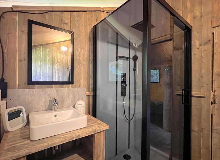 Geniet van de ontspannen sfeer op de veranda van tenthuis Libelle in Hulshorst, Veluwe. Ontdek luxe glamping in de prachtige Gelderse natuur.