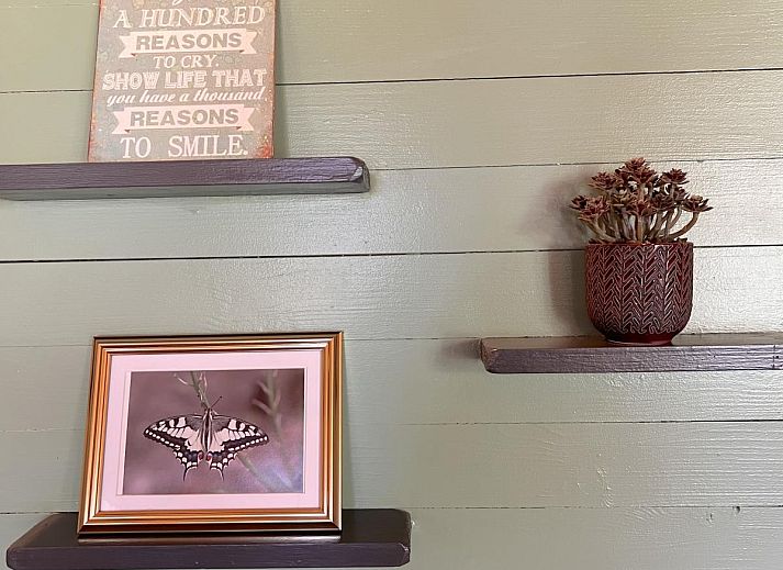 Geniet van de ontspannen sfeer op de veranda van tenthuis Libelle in Hulshorst, Veluwe. Ontdek luxe glamping in de prachtige Gelderse natuur.