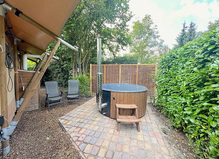 Geniet van de ontspannen sfeer op de veranda van tenthuis Libelle in Hulshorst, Veluwe. Ontdek luxe glamping in de prachtige Gelderse natuur.