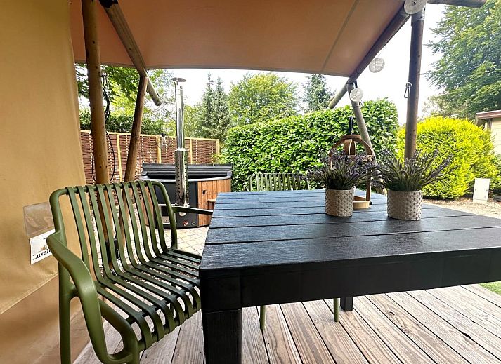Gezellige binnenruimte van tenthuis Libelle in Hulshorst, Veluwe, met comfortabele zithoek en moderne voorzieningen.