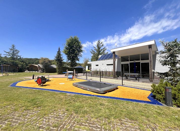 Gezellige keuken in tenthuis Libelle, Hulshorst, Veluwe. Geniet van een knusse glamping ervaring met uitzicht op de omliggende natuur.