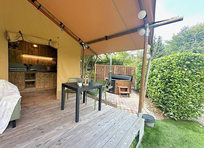 Gezellige keuken in tenthuis Libelle, Hulshorst, Veluwe. Geniet van een knusse glamping ervaring met uitzicht op de omliggende natuur.