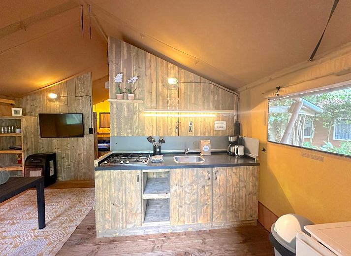 Gezellige keuken in tenthuis Libelle, Hulshorst, Veluwe. Geniet van een knusse glamping ervaring met uitzicht op de omliggende natuur.