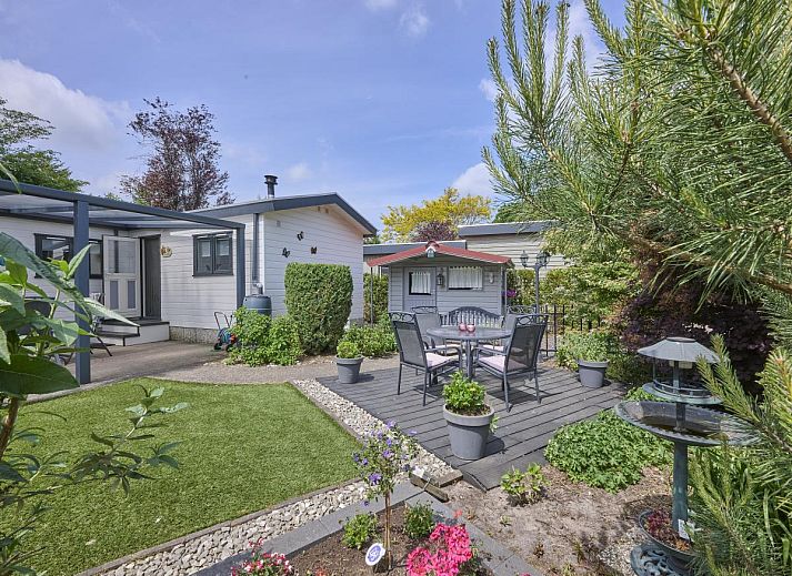 Geniet van de serene tuin en het terras bij vakantiehuis Kerkuil in Hulshorst, Veluwe, Gelderland.