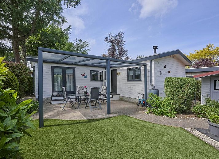Geniet van de serene tuin en het terras bij vakantiehuis Kerkuil in Hulshorst, Veluwe, Gelderland.