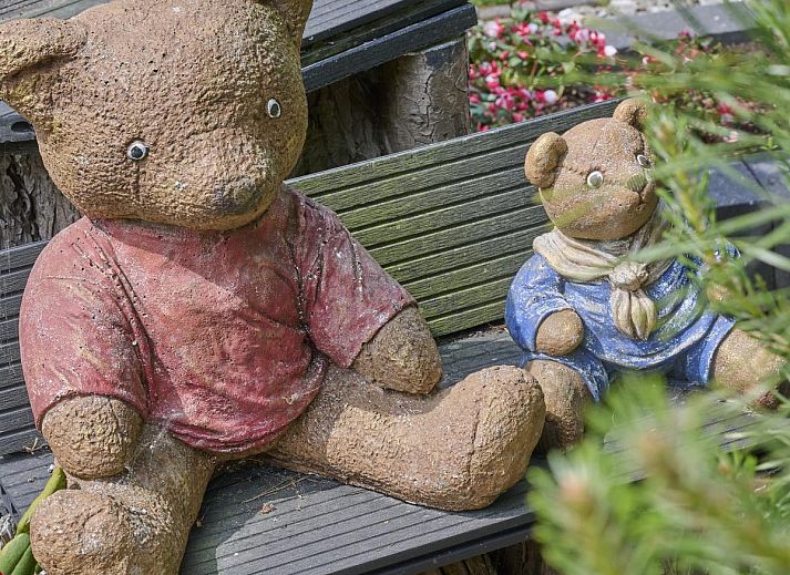 Rustieke buitenruimte van vakantiehuis Kerkuil in Hulshorst, Veluwe, met comfortabele zitplaatsen.