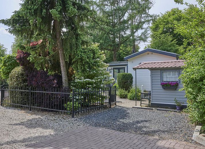 Rustieke buitenruimte van vakantiehuis Kerkuil in Hulshorst, Veluwe, met comfortabele zitplaatsen.