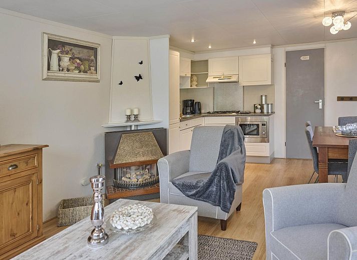 Charmante veranda van vakantiehuis Kerkuil in Hulshorst, Veluwe, met uitnodigende zitgelegenheid.