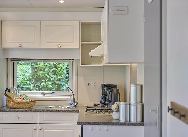 Charmante veranda van vakantiehuis Kerkuil in Hulshorst, Veluwe, met uitnodigende zitgelegenheid.