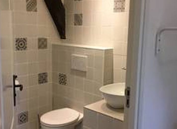 Luchtfoto van vakantiehuis in Hulshorst, omgeven door weelderige natuur, Veluwe, Gelderland.