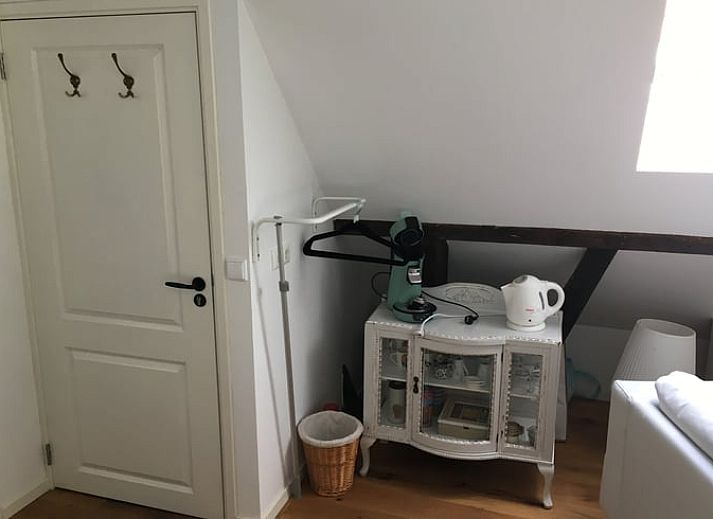 Zonnig terras bij vakantiehuis in Hulshorst, ideaal voor ontspanning, Veluwe, Gelderland.