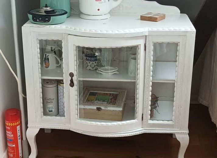 Zonnig terras bij vakantiehuis in Hulshorst, ideaal voor ontspanning, Veluwe, Gelderland.