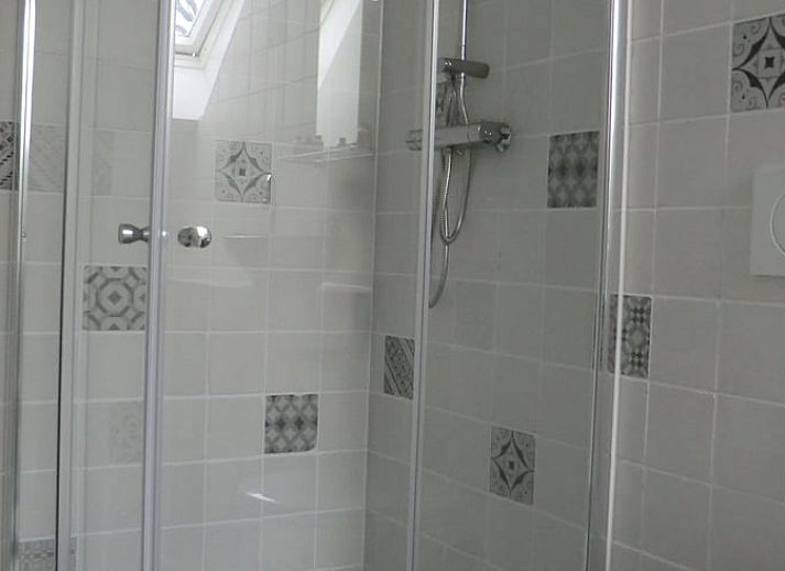 Zonnig terras bij vakantiehuis in Hulshorst, ideaal voor ontspanning, Veluwe, Gelderland.