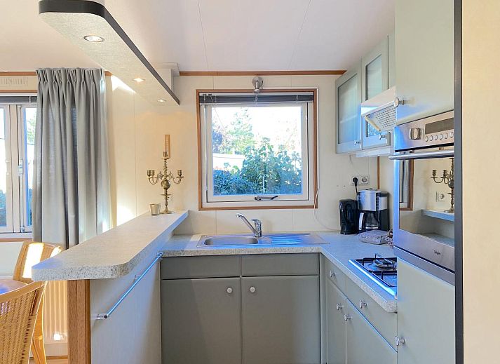 Gemuetliches Wohnzimmer des Ferienhauses Haas in Hulshorst, Veluwe mit viel Licht.