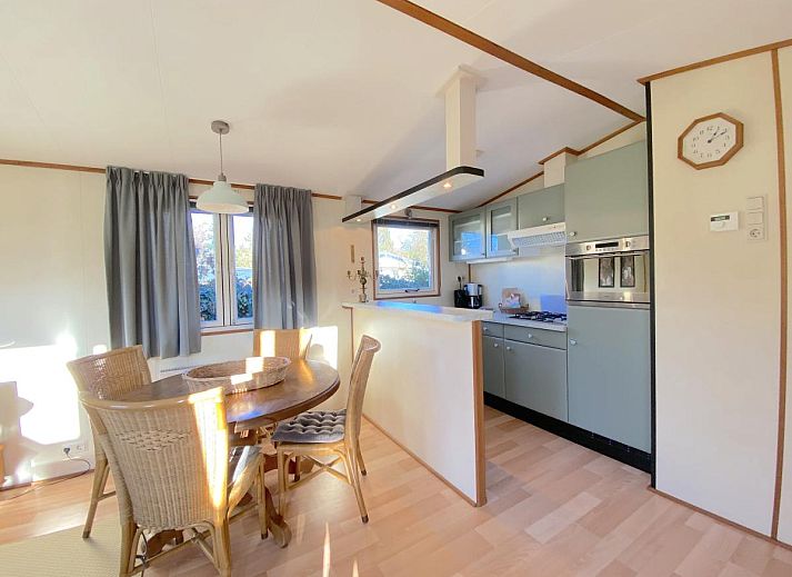 Gemuetliches Wohnzimmer des Ferienhauses Haas in Hulshorst, Veluwe mit viel Licht.