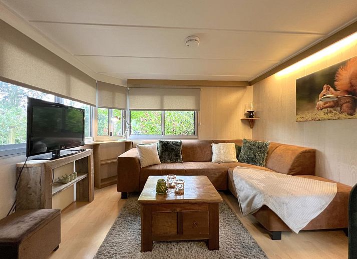 Chalet Eekhoorn in Hulshorst surrounded by flowering bushes on the Veluwe in Gelderland.