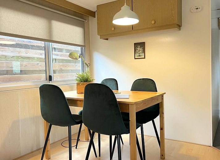 Chalet Eekhoorn in Hulshorst surrounded by flowering bushes on the Veluwe in Gelderland.