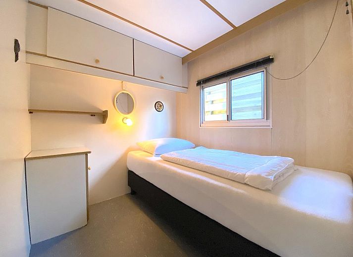 Chalet Eekhoorn in Hulshorst surrounded by flowering bushes on the Veluwe in Gelderland.