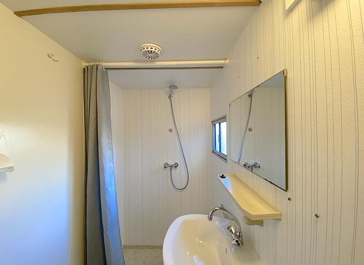 Cozy living room of chalet Eekhoorn in Hulshorst, Veluwe with comfortable seating area.