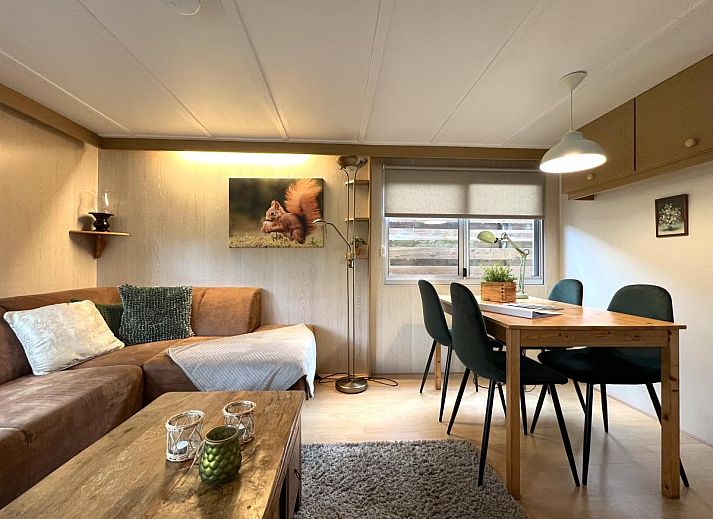 Cozy living room of chalet Eekhoorn in Hulshorst, Veluwe with comfortable seating area.