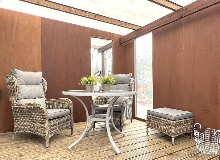 Cozy living room of chalet Eekhoorn in Hulshorst, Veluwe with comfortable seating area.