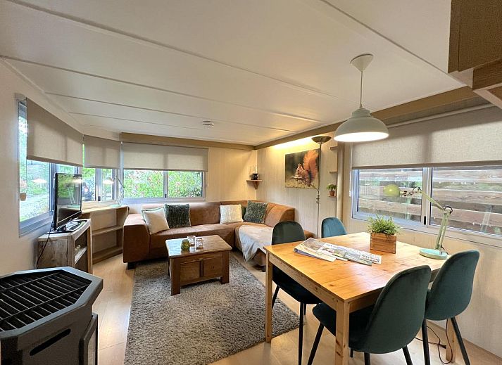 Cozy living room of chalet Eekhoorn in Hulshorst, Veluwe with comfortable seating area.