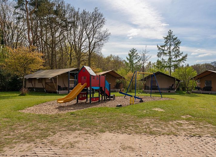 Bathroom with shower in chalet Eekhoorn, Hulshorst, Veluwe for a refreshing start.