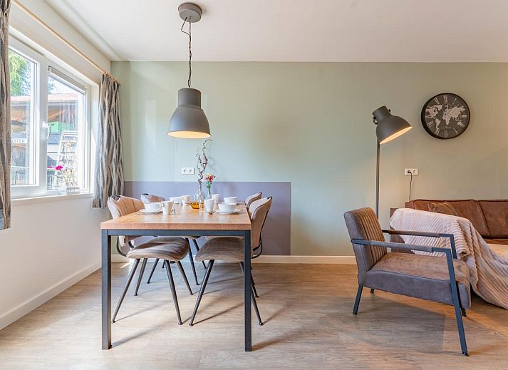 Essecke des Ferienhauses Pimpelmees in Hulshorst, Veluwe mit stimmungsvoller Beleuchtung und Aussicht.