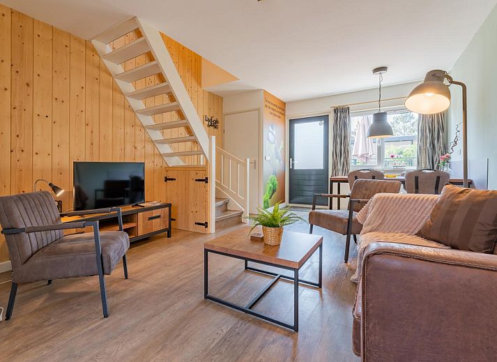 Essecke des Ferienhauses Pimpelmees in Hulshorst, Veluwe mit stimmungsvoller Beleuchtung und Aussicht.