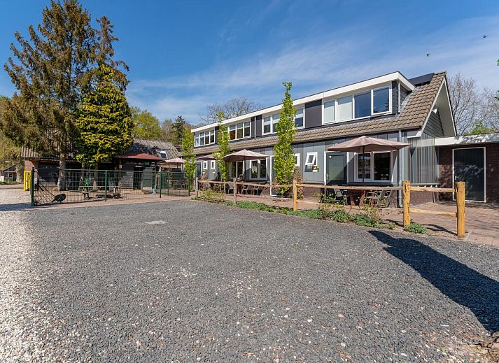 Essecke des Ferienhauses Pimpelmees in Hulshorst, Veluwe mit stimmungsvoller Beleuchtung und Aussicht.