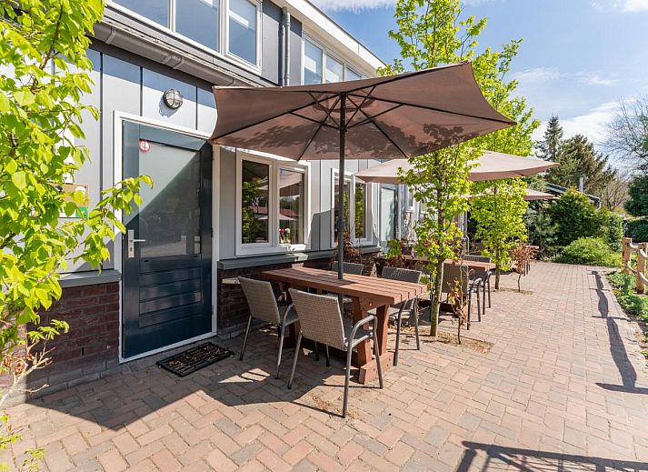 Dining room in vacation home Koolmees, Hulshorst, Veluwe with modern decor and views of garden.