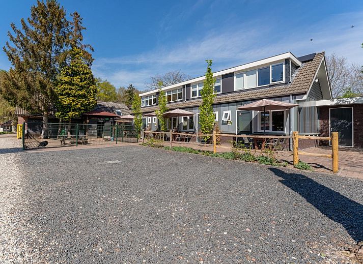 Dining room in vacation home Koolmees, Hulshorst, Veluwe with modern decor and views of garden.