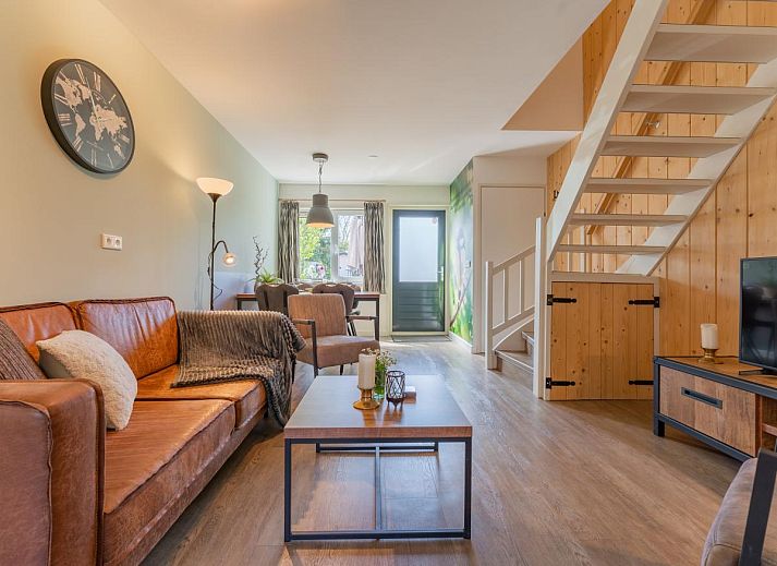 Dining room in vacation home Koolmees, Hulshorst, Veluwe with modern decor and views of garden.