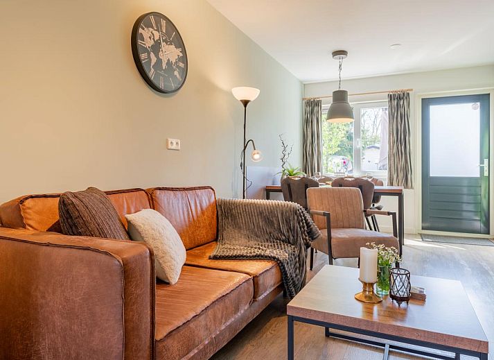 Dining room in vacation home Koolmees, Hulshorst, Veluwe with modern decor and views of garden.