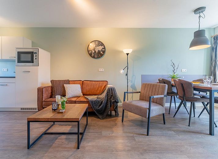 Exterior of vacation home Koolmees, Hulshorst in the Veluwe with ample parking and green surroundings.