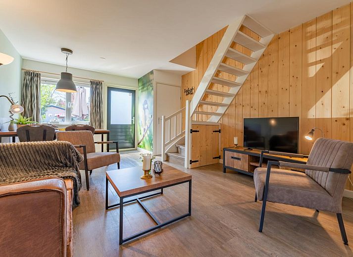 Exterior of vacation home Koolmees, Hulshorst in the Veluwe with ample parking and green surroundings.