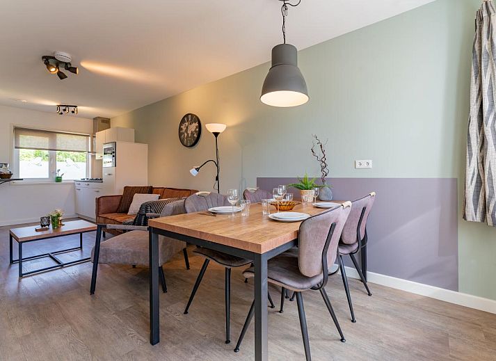 Stylish sitting area in vacation home Koolmees, Hulshorst, Veluwe with leather sofa and modern decoration.
