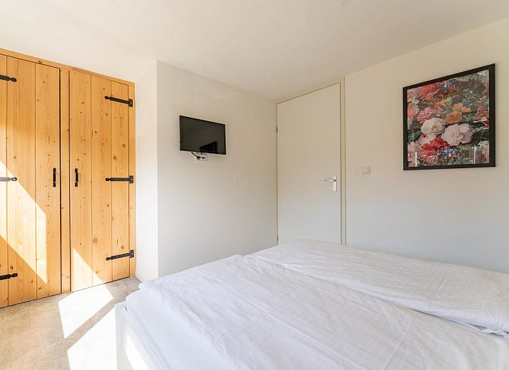 Stylish sitting area in vacation home Koolmees, Hulshorst, Veluwe with leather sofa and modern decoration.