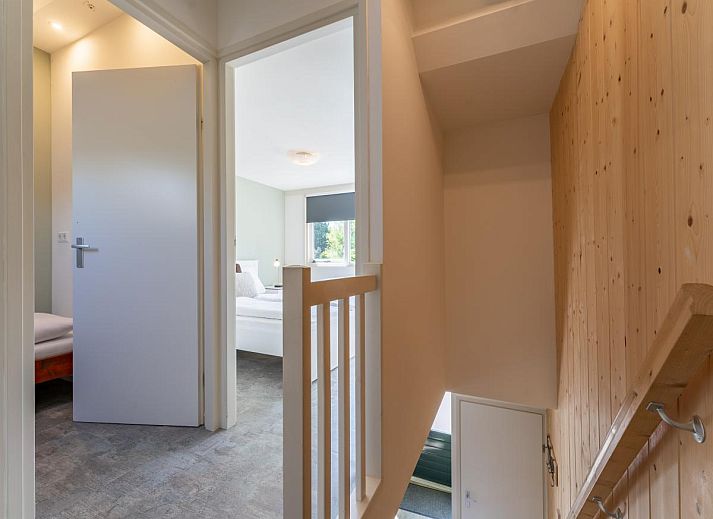 Stylish sitting area in vacation home Koolmees, Hulshorst, Veluwe with leather sofa and modern decoration.