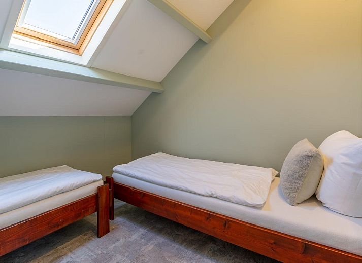 Stylish sitting area in vacation home Koolmees, Hulshorst, Veluwe with leather sofa and modern decoration.