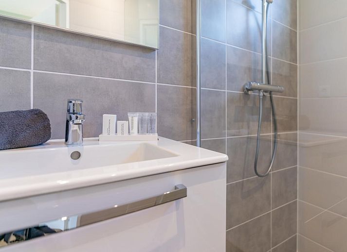 Modern kitchen in vacation home Koolmees, Hulshorst, Veluwe with built-in appliances and lots of light.