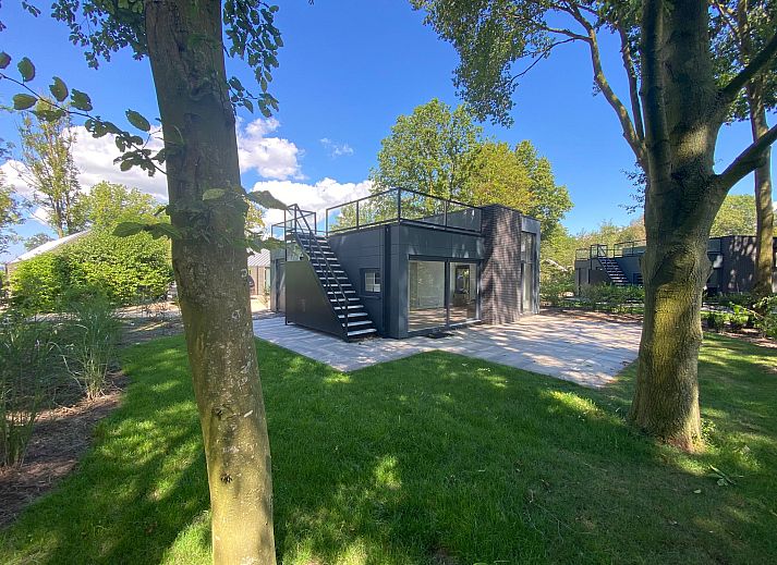 Freistehendes Haus in Hulshorst, ein Ferienhaus in der Veluwe in Gelderland, umgeben von grner Natur und einer sonnigen Terrasse.