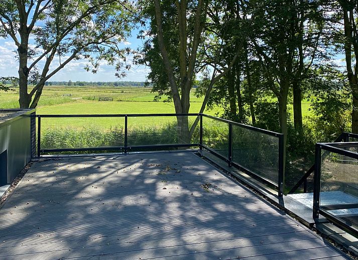 Freistehendes Haus in Hulshorst, ein Ferienhaus in der Veluwe in Gelderland, umgeben von grner Natur und einer sonnigen Terrasse.