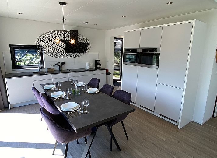 Modernes Einfamilienhaus in Hulshorst, Veluwe, Gelderland, mit groer Terrasse, umgeben von grner Natur.