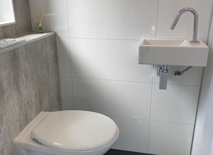 Modernes Einfamilienhaus in Hulshorst, Veluwe, Gelderland, mit groer Terrasse, umgeben von grner Natur.