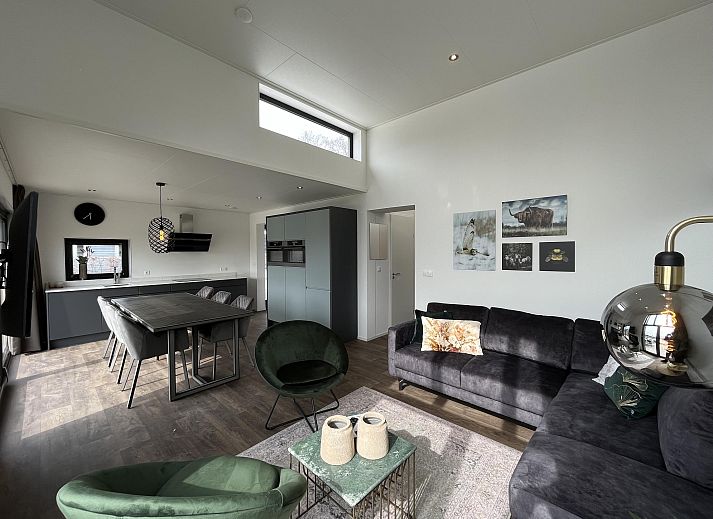 Vrijstaande woning in Hulshorst met moderne uitstraling, gelegen aan een vijver in de Veluwe, Gelderland, perfect voor een ontspannen vakantie.