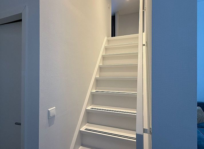 Gemtliches Wohnzimmer mit Blick auf die Terrasse und das Wasser beim freistehenden Haus in Hulshorst, Veluwe, Gelderland.